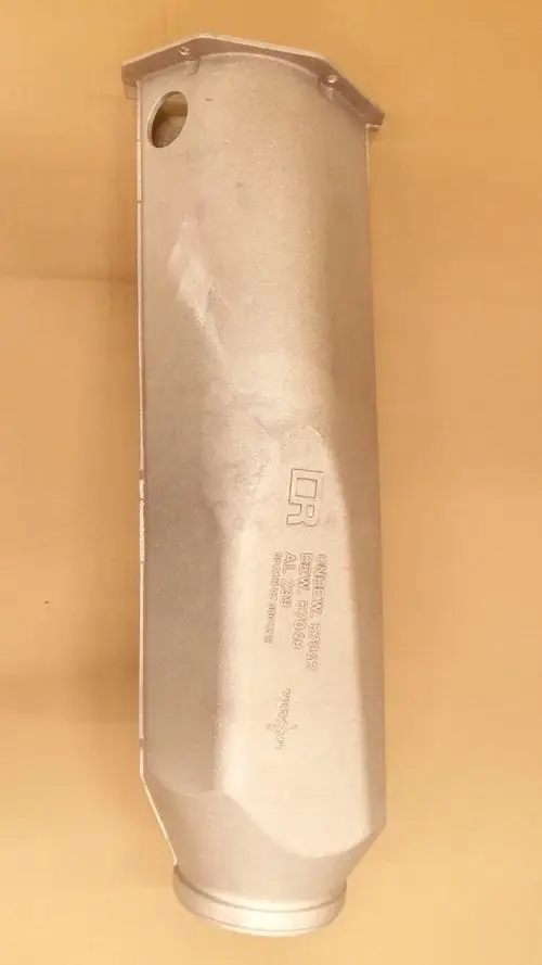 Metallisches Abgasübergangsstück von Remeha, mit einem langgestreckten Design, keine spezifischen Maße oder Produktbezeichnungen sichtbar.